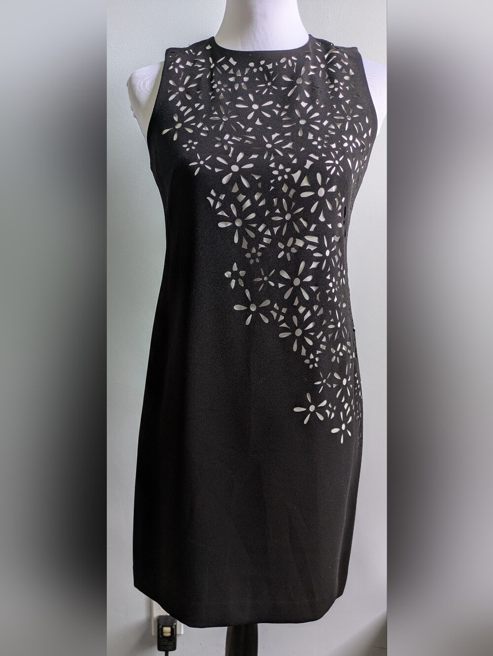 EUC....Calvin Klein Black Floral Laser Cut Shift Dress Size 2P